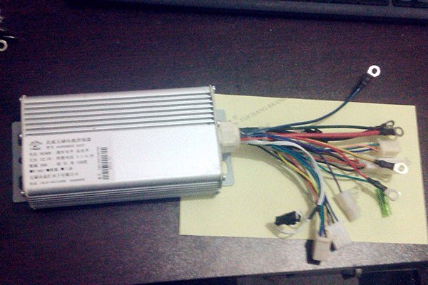 Z2直流電機(jī)控制器的安裝過程分享。